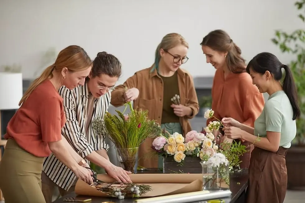 Un atelier floral autour d’une table