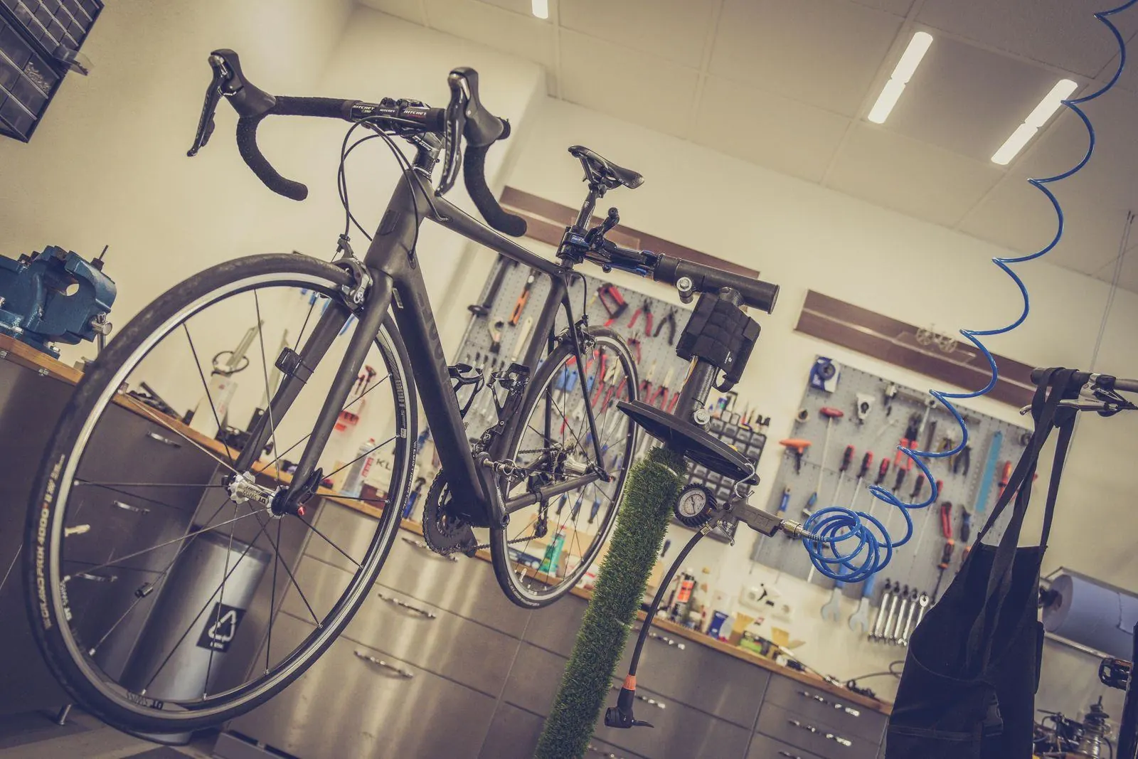 Un vélo révisé dans l’atelier