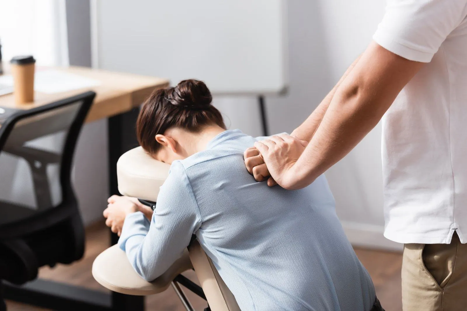 Une séance de massage assis, dans un bureau