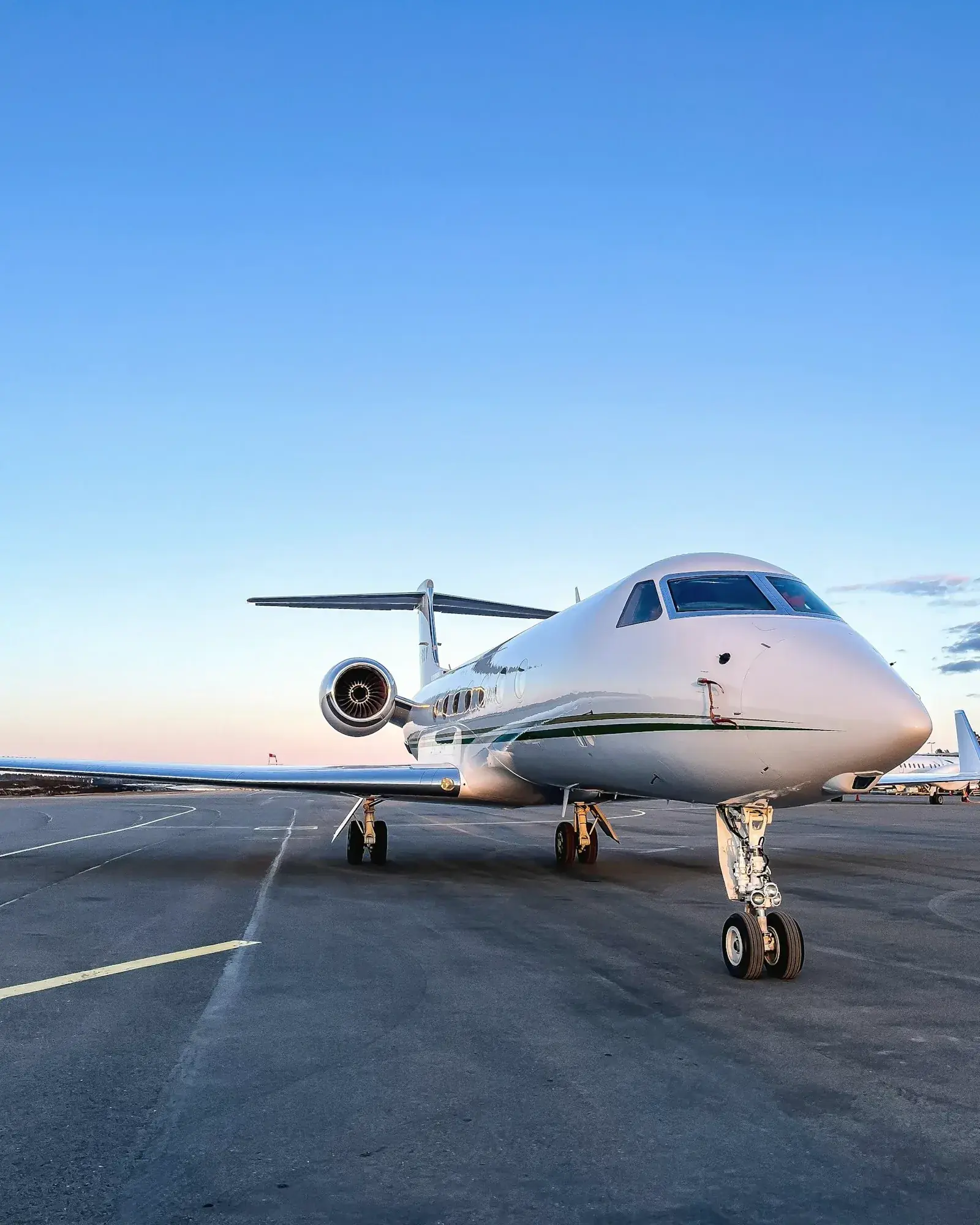 Un jet privé sur le tarmac, au lever du jour