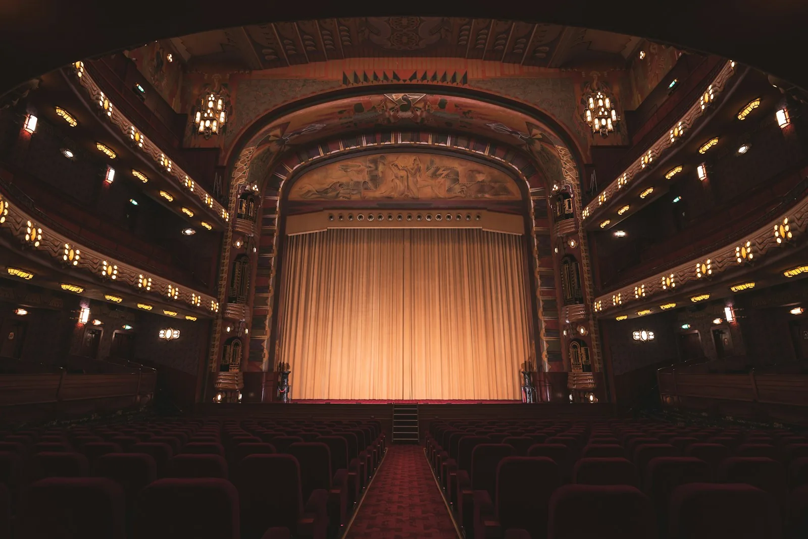 La salle d’un théâtre à l’italienne, rideau baissé