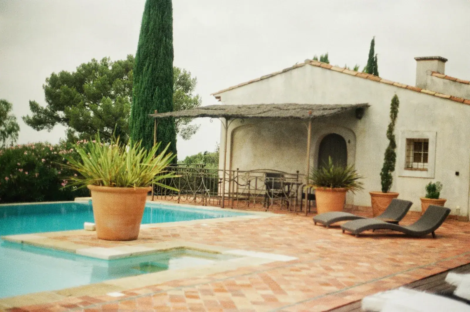 La terrasse et la piscine d’une villa en Provence