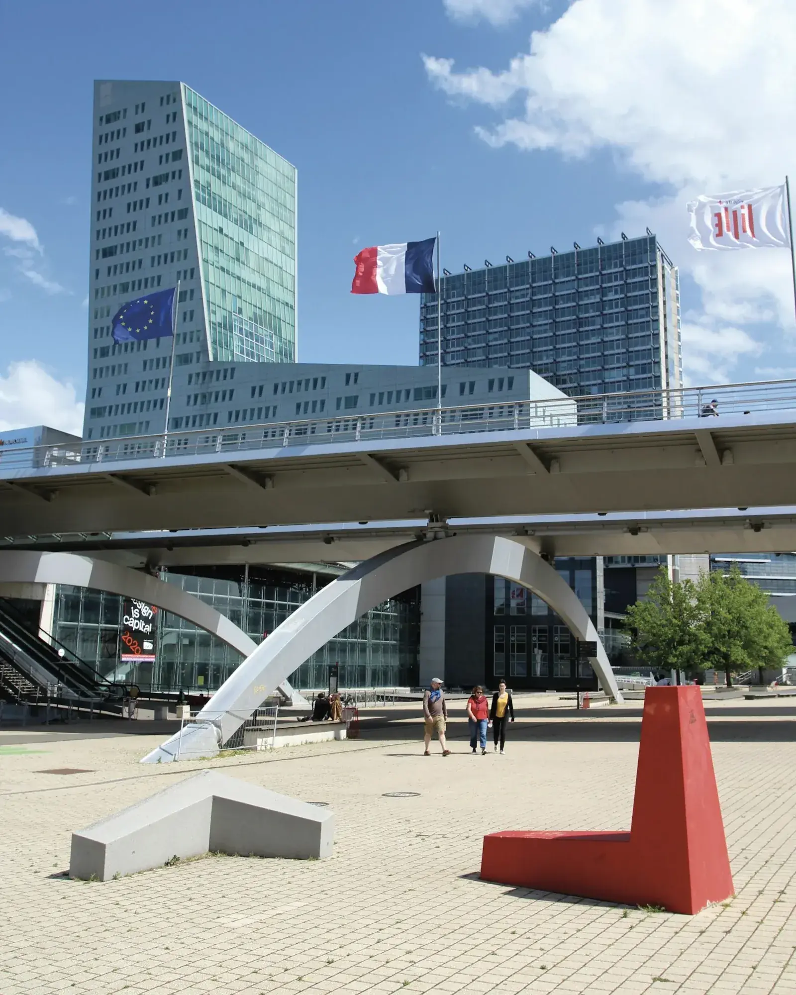Le parvis d’Euralille et sa tour, à Lille